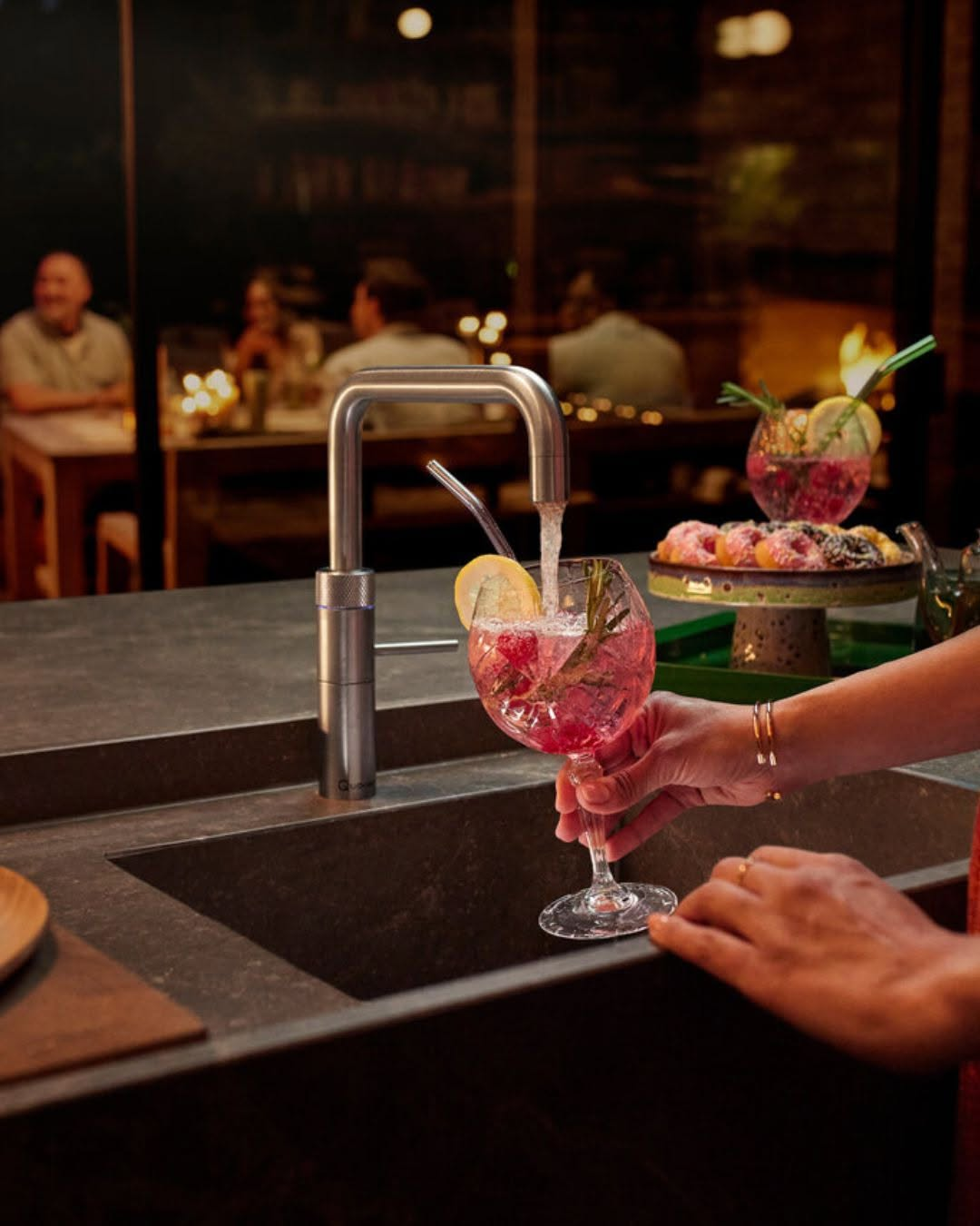 Bruisend water met verse munt en frambozen uit de Quooker CUBE