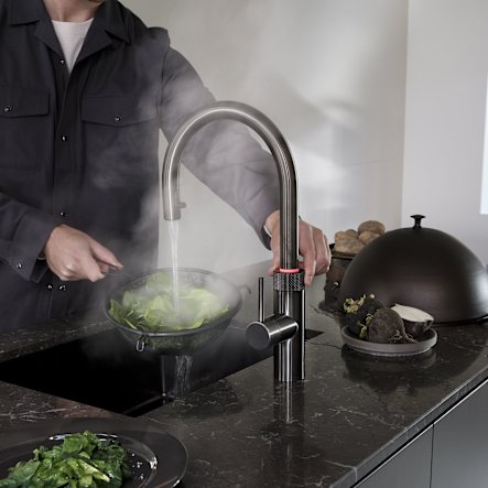 Kokend water uit de Quooker Flex boven de wok